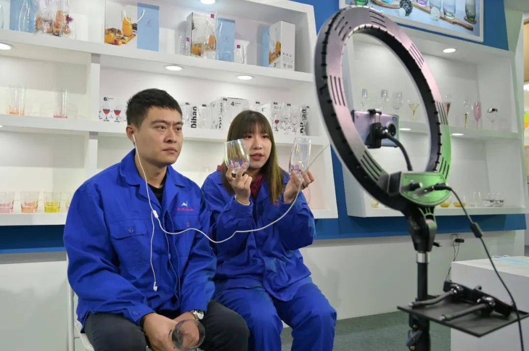 第三届中国(祁县)玻璃器皿博览会 暨“一带一路”中小企业特色产业产品交易会开幕